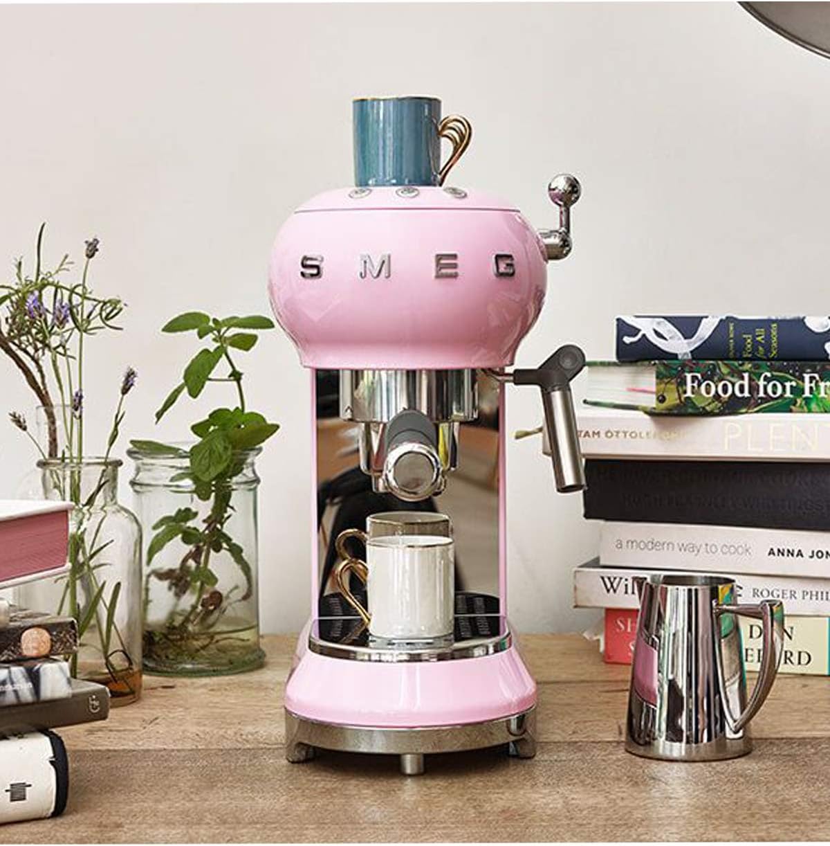 Smeg, ECF01WHEU Manual Espresso -Maschine, Cappuccino -System, Thermoblock, große Tassengehäuse und Doppelkaffeefunktion, 1 l Wassertank, kompakte Abmessungen, 1350W, Weiß