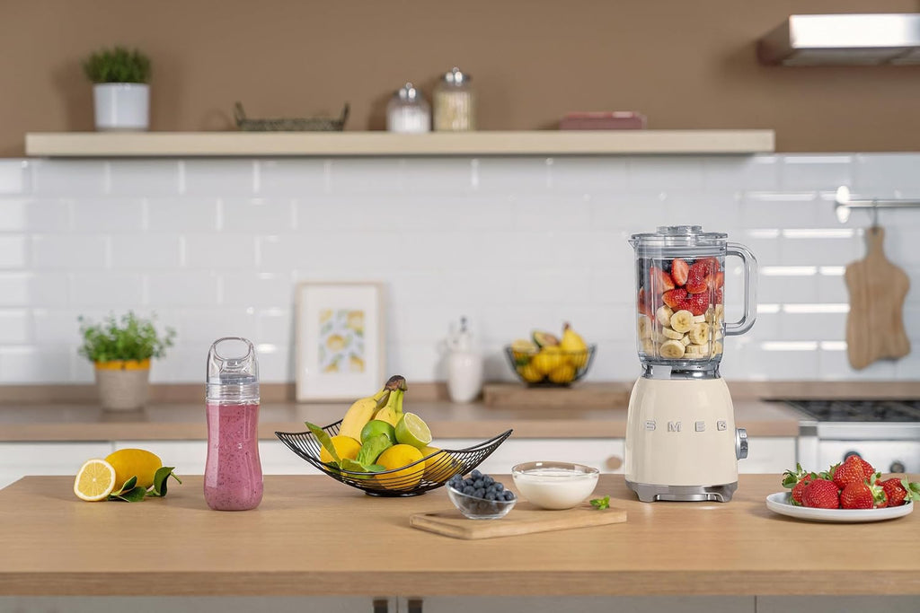 Smeg, BLF03CREU, 1,5 l Standmixer, 4 -Geschwindigkeitsstufen, 4 Automikprogramme, Abnehmbare Doppelklinge, Deckelöffnung transparent mit Dosierkappe, rutschfest, 800W, Creme