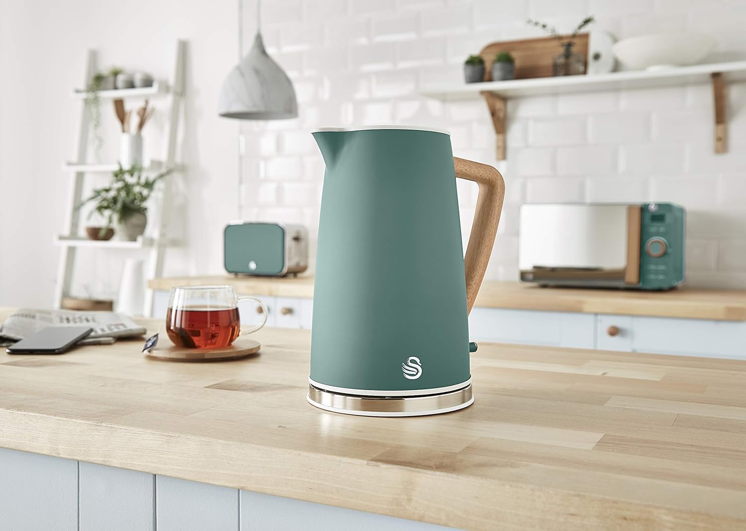 Swan Nordic Frühstücksset, Wasserkocher, 1,7 l, 2200 W, Breitschlitz-Toaster, 2 Scheiben, digitale Mikrowelle 20 l, modernes Design, Holzoptik, Grün