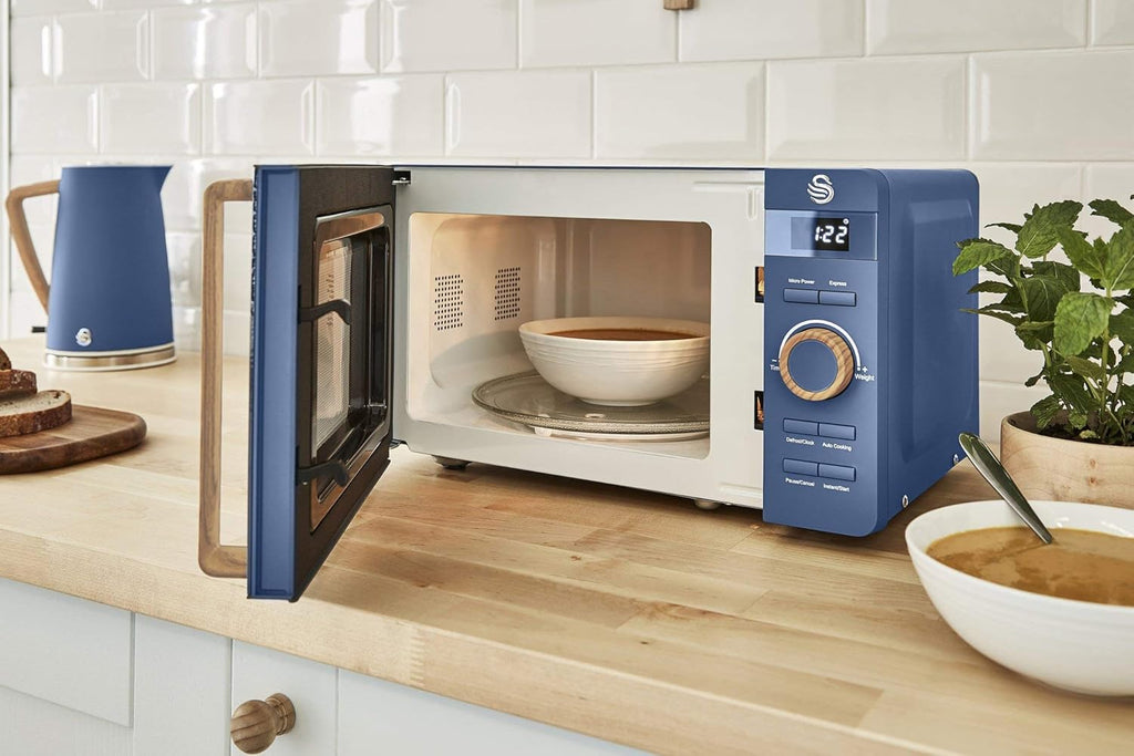 Swan Nordic SM22036WHTN Digitale Mikrowelle, Griff in Holzoptik, Gehäuse mit weicher Haptik und matter Oberfläche, 800 W, Baumwollweiß