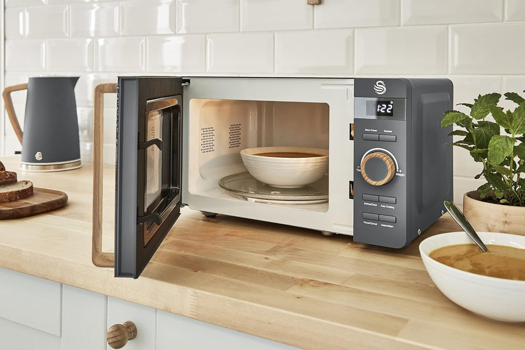 Swan Nordic SM22036WHTN Digitale Mikrowelle, Griff in Holzoptik, Gehäuse mit weicher Haptik und matter Oberfläche, 800 W, Baumwollweiß